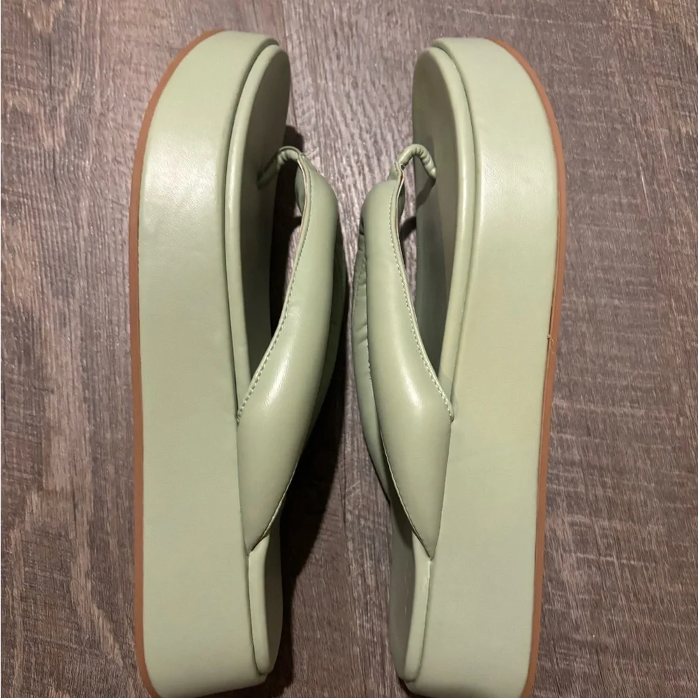 NWOT Women's Sage Green Platform Flip Flop Sandals - Picture 5 of 6